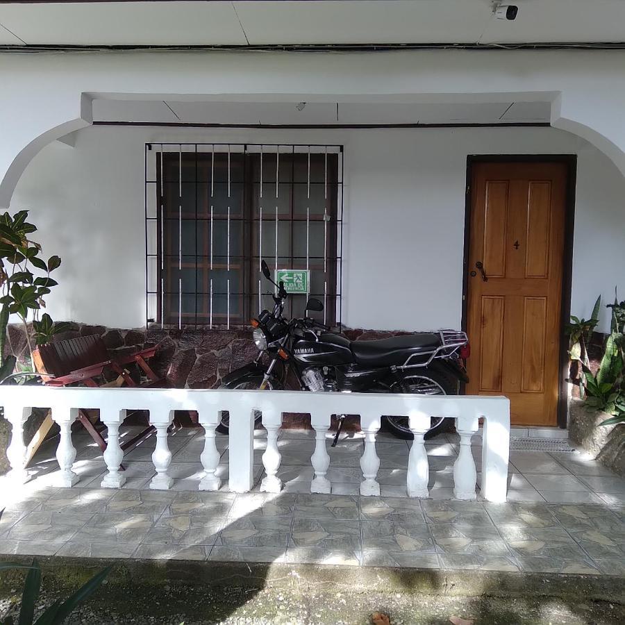 Cabinas Smith Cahuita Exterior photo
